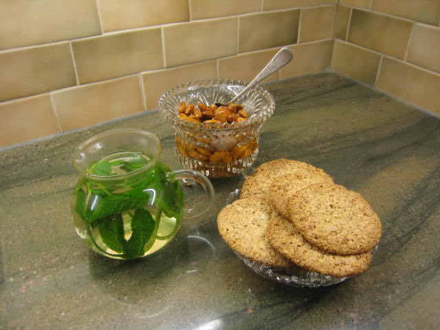 Миндальное печенье - десерт Магриба., Орешки в меду. Мятно-розовый чай.
