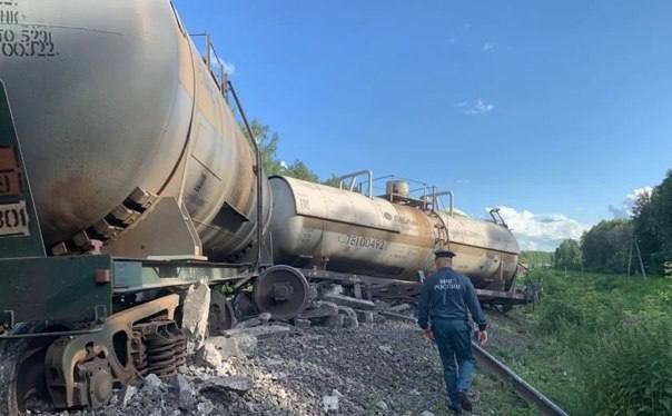 В Тульской области десять вагонов поезда сошли с рельс из-за мужчины, воровавшего металлолом. Сам нарушитель погиб