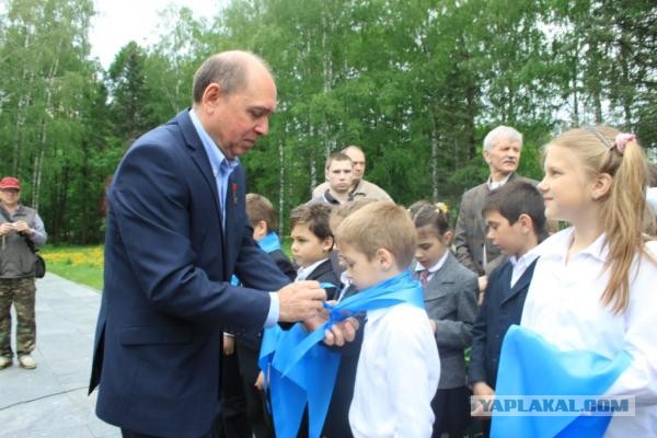 Он сказал поехали, он взмахнул рукой