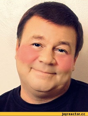 Хозяин зоопарка общается со зверями