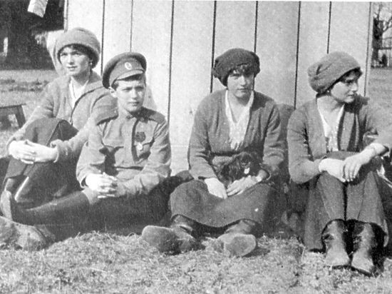 Почему дочери Николая II на знаменитой фотографии стоят с бритыми головами