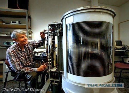 Что мужик держит в руках?
