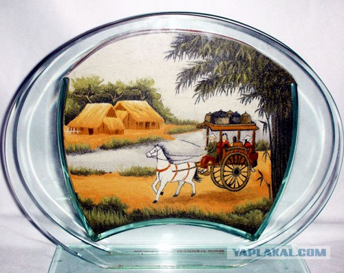 Девушка, играющая с песком