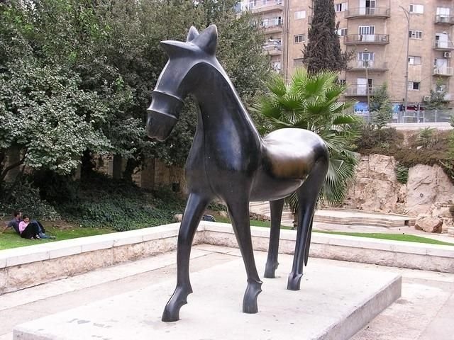 Памятники, способные удивить любого