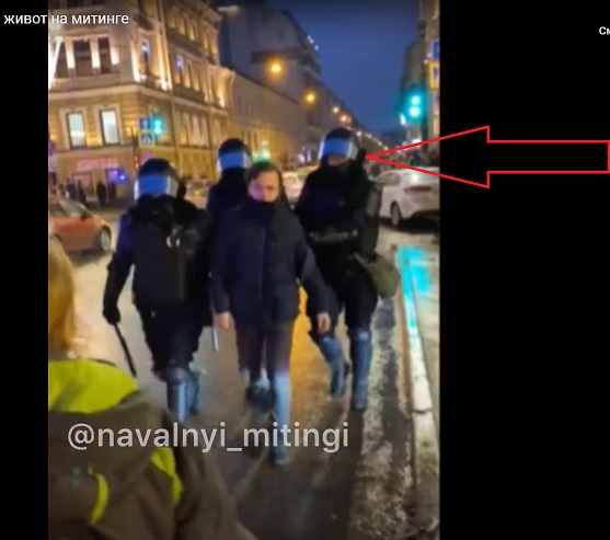 Полицейский, ударивший вчера женщину, пришел к ней в больницу