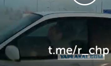 При просмотре этого видео как-то само собой приходит на ум красивое наречие "наотмашь"