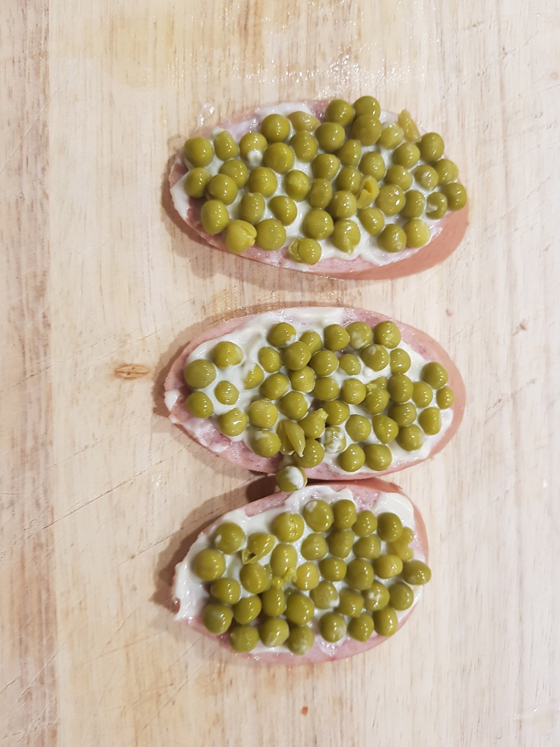 бутерброд с зеленой икрой прикол. смешной горох. бутерброд с зеленой икрой фото. бутерброд с зеленой икрой фото. икра гречневая прикол.