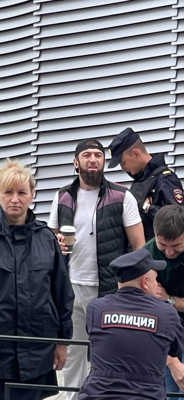 Эээ, бл*, мы граждане России. Тон не повышайте бл*"