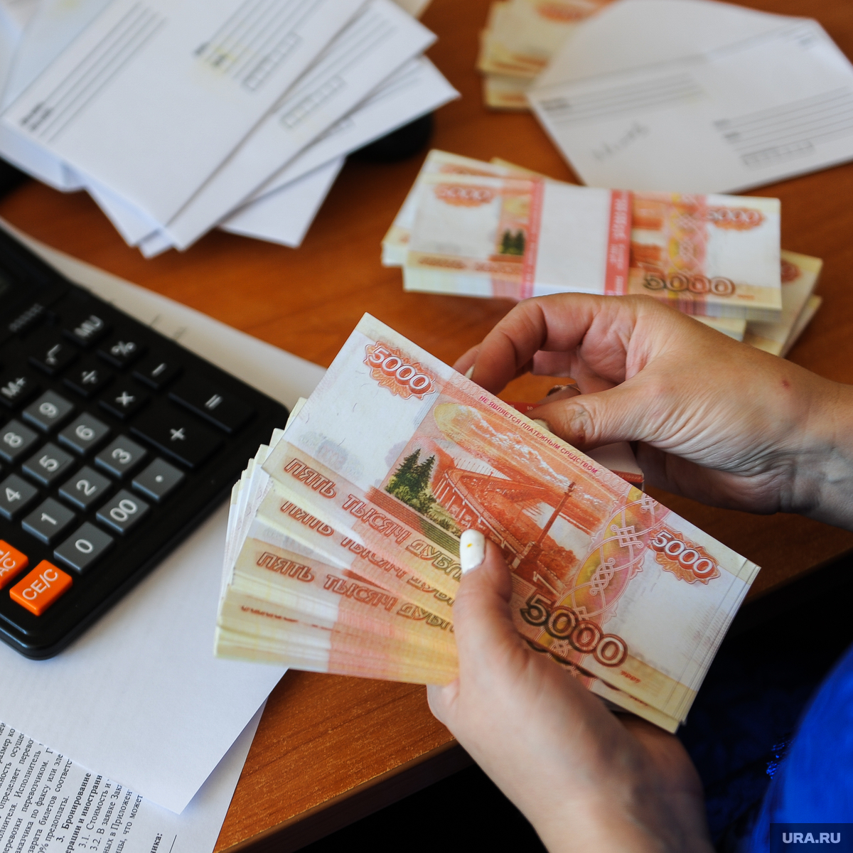 Что курят в Росстате? У них «средняя зарплата по России составила 128 665 рублей», а в Москве 281 778 рублей
