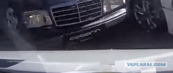 Мотоциклист оказался на крышах автомобилей