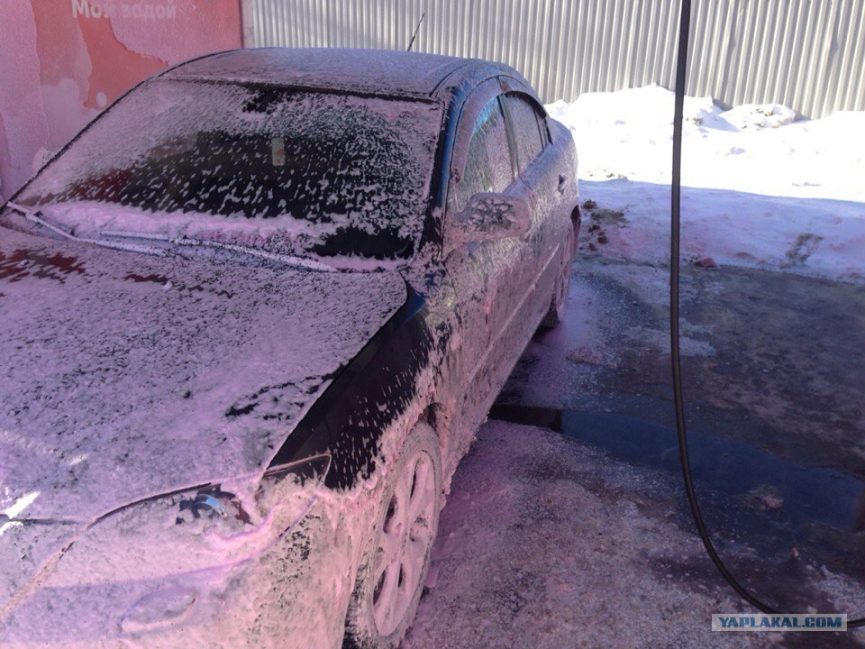 Можно мыть машину в морозы. Автомобиль на мойке в Мороз. Обледеневшая машина на мойки. Замёрзший автомобиль на мойке. Мойка автомобиля зимой.