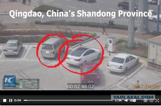 В Китае девушки попытались на руках занести машину на парковочное место