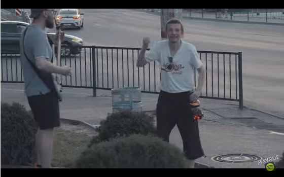 Реакция прохожих на метал