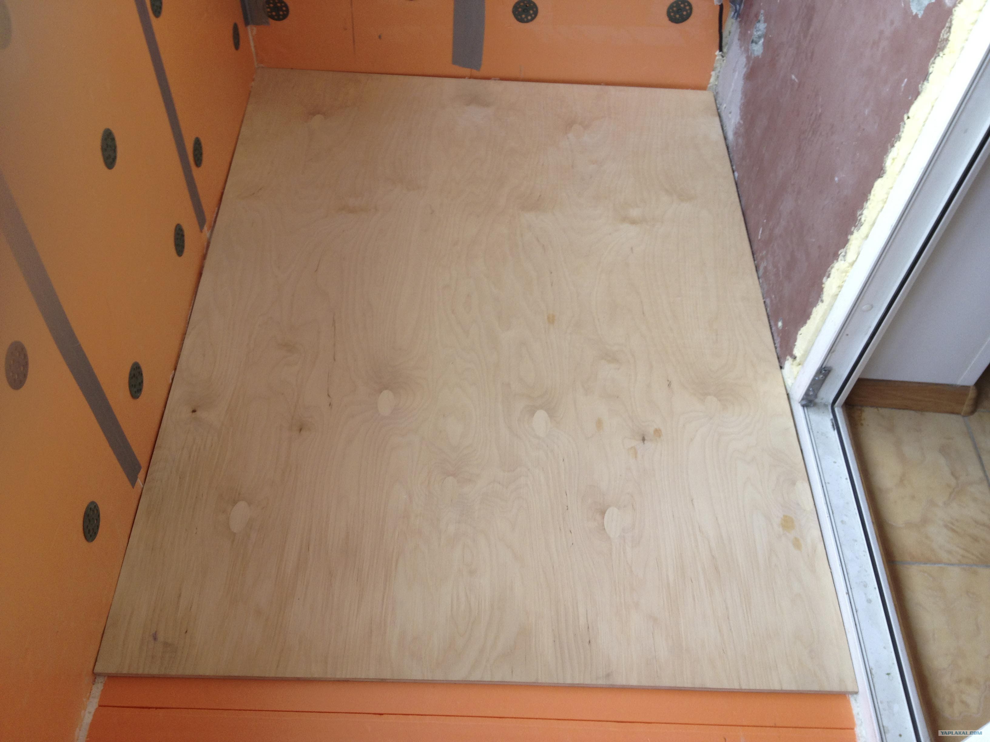 Балкон с отделкой древесно стружечная плита. Пол на балконе из осб. Плита дсп на балкон на пол. Пол из осп на балконе. Дсп на пол на балкон.