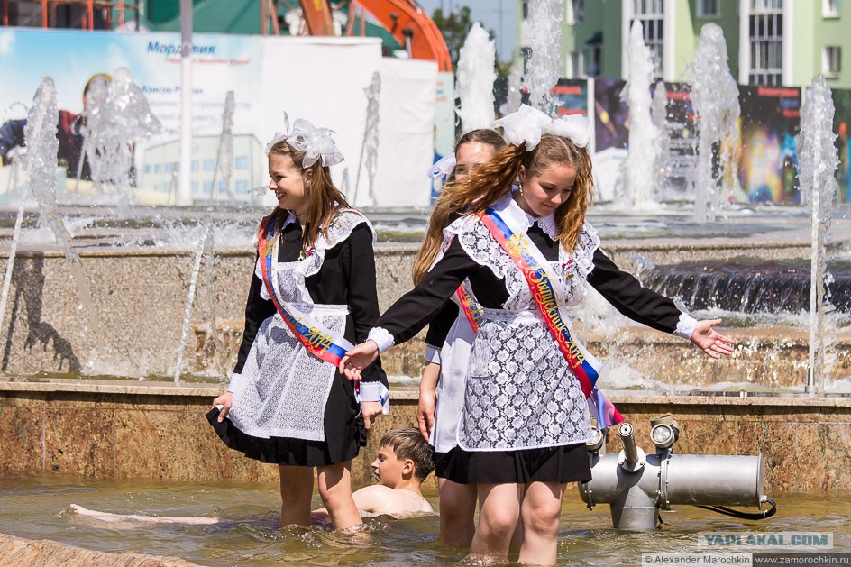 Фото пьяных выпускниц. Выпускницы в фонтане. Выпускница у реки. Под платьем у выпускниц. Норвежские выпускницы