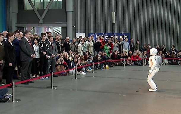 Порошенко показали в Японии робота, который скачет
