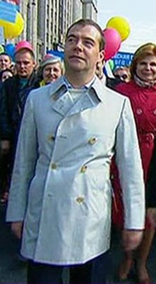 Медведев надел зеленый галстук с мопедами