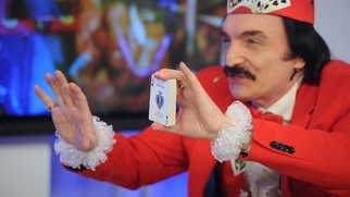 Частота смена кадров камеры совпала со скоростью лопастей вертолета