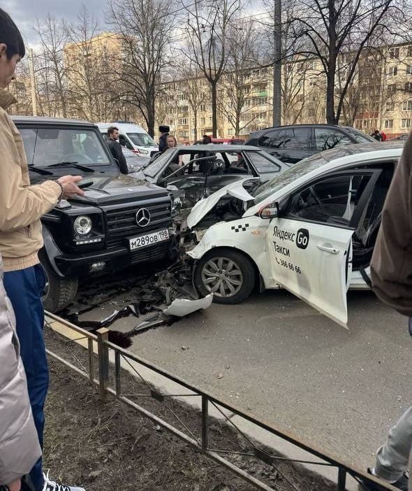 В Петербурге такси с нелегалами пыталось скрыться от полиции и влетело в Ладу и Гелендваген
