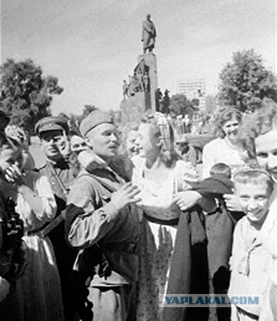 Девочка, залезшая на памятник Неизвестному солдату в Казани, расколола Интернет