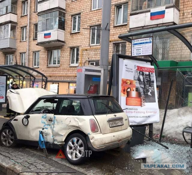 В Москве автомобиль сбил людей на остановке