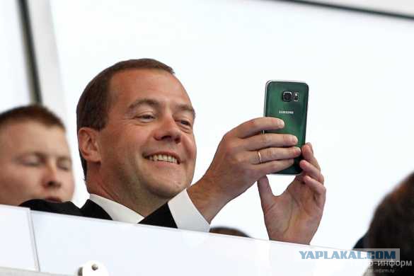 Медведев обменял российский смартфон на iPhone 6