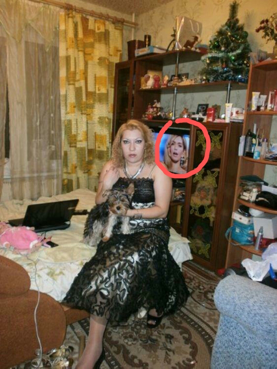 Ковры, бюст и каменная улыбка: какими фотографиями привлекают женихов на сайтах знакомств