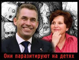 Тренера обвинили в педофилии после того, как он посидел на одном диване с девочкой