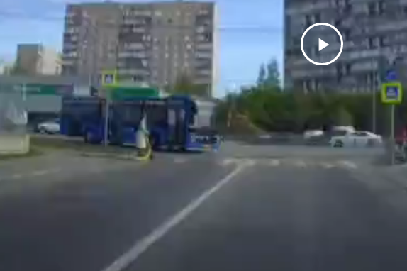 В Зеленограде девушка решила не спешиваться с самоката и попала под автобус.