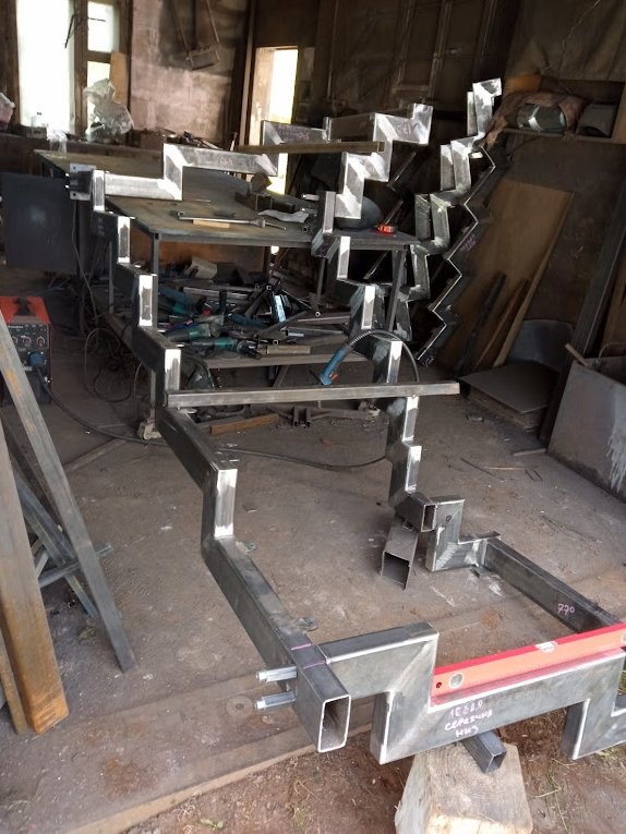 Лестницы в двухэтажном доме. Почему их надо "строить" до постройки самого дома.