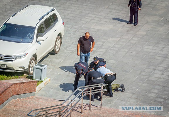 Мужчина разбил арматурой депутатские машины