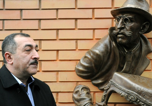 Памятник Кисе Воробьянинову…