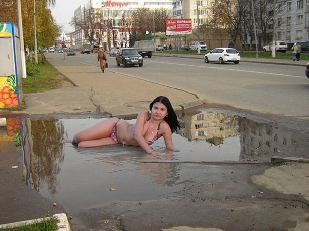 Девушка из Саратова устроила пляжную фотосессию в городской луже