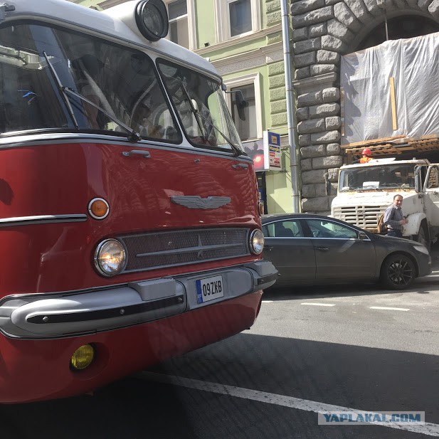 Старенький Икарус служил бытовкой 25 лет, но энтузиасты выкупили и сделали из него красавца