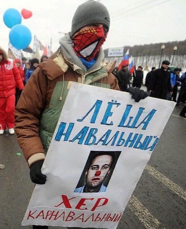 Полиция продолжает задерживать сторонников Навального, которые хотят попасть на встречу в московском аэропорту.