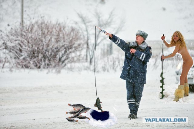 Фотожаба: полицейский в снегу