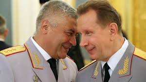 Полицейский, ударивший вчера женщину, пришел к ней в больницу