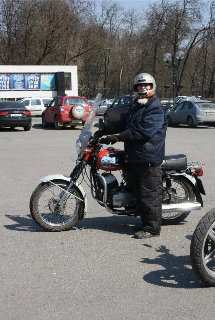 Дедушка на мотоцикле