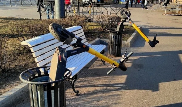 У малолеток появился новый тренд: запрыгивать в мусорные баки и снимать это на видео