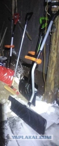 Уборка двора от снега и соседи в нашем доме.