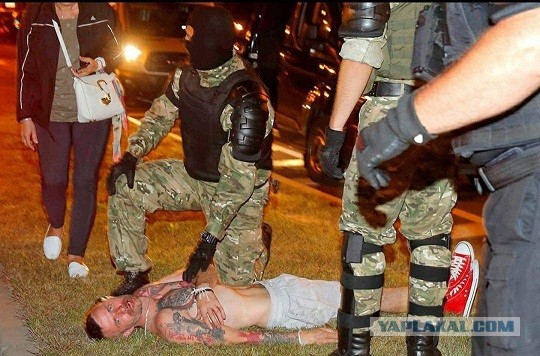 В Беларуси на протестах автозак переехал парня