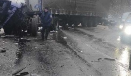 В результате жуткого ДТП с грузовиком и маршруткой под Черниговом погибло 11 человек На месте ведутся спасательные работы