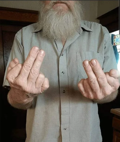 Ей бы на рояле играть.