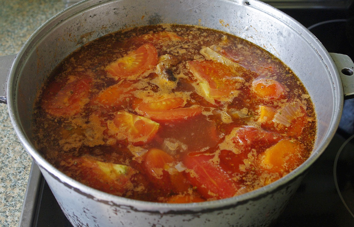 Шурпа из свинины в кастрюле на плите. Варëная кайнатма Шурпа. Турецкий суп кайнатма. Шурпа морковь. Добавляем помидор в шурпу.
