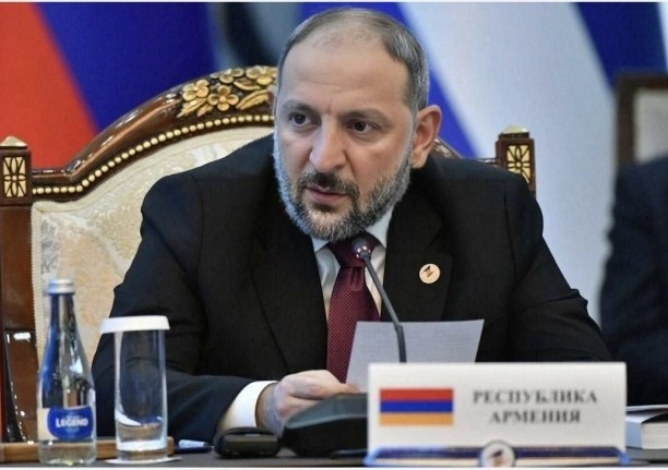 Пашинян украл ручку в прямом эфире