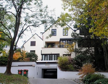 Азарова, сбежавшего в Вену, массово "троллят"