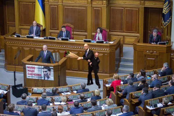 Фото: Яценюка с розами унесли со сцены