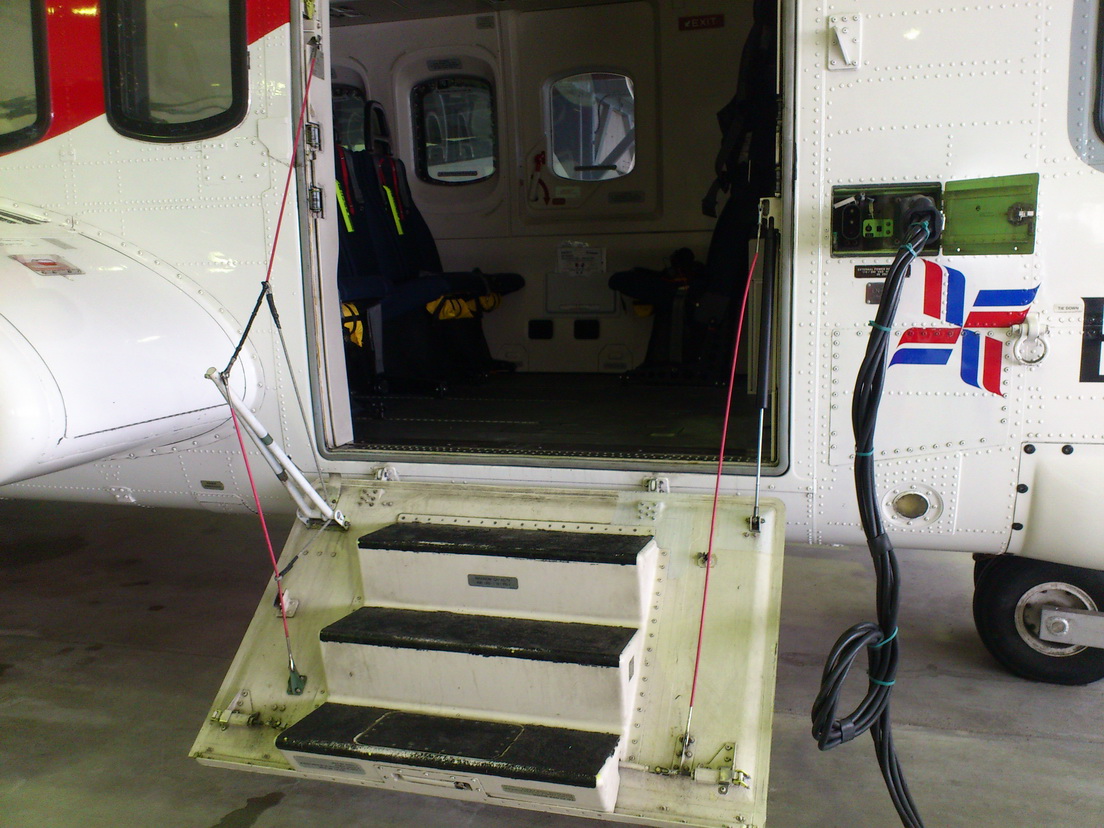 Кронштейн для подвижного трапа самолета. Дверь-трап летательного аппарата. Трап самолета чертеж. Дверь трап. Чертеж трапа для станка.