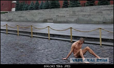 В Рио один российский болельщик избил пятерых английских провокаторов.