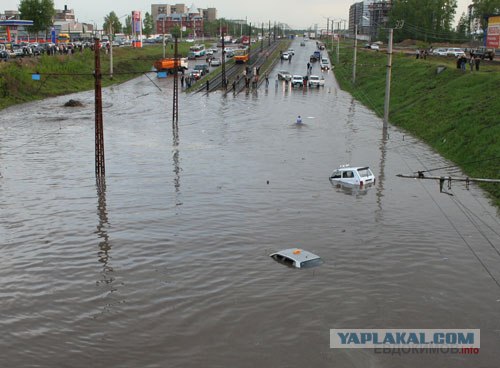 Автомобиль утонул на дороге